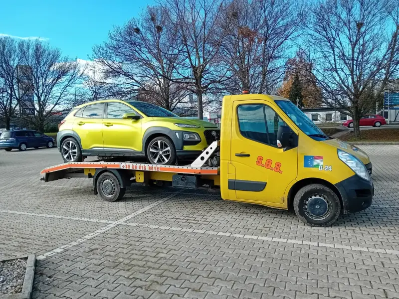 Sárga autómentő sárga-zöld SUV-val